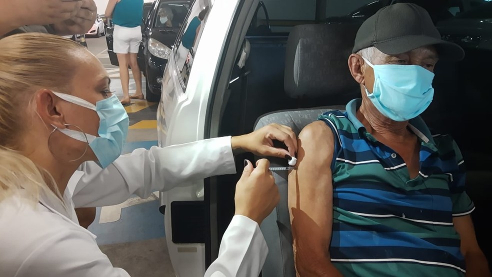 vacinação em taubaté cidade antecipa imunização a idosos de 67 anos