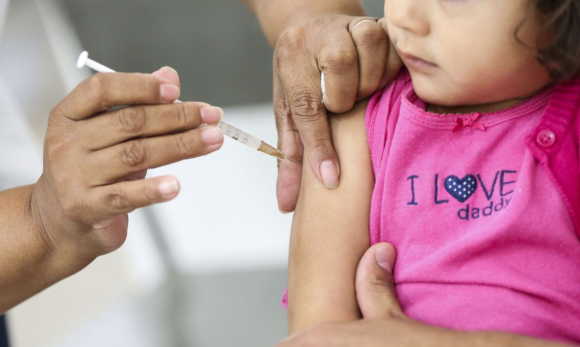 Vacinação de crianças contra o sarampo